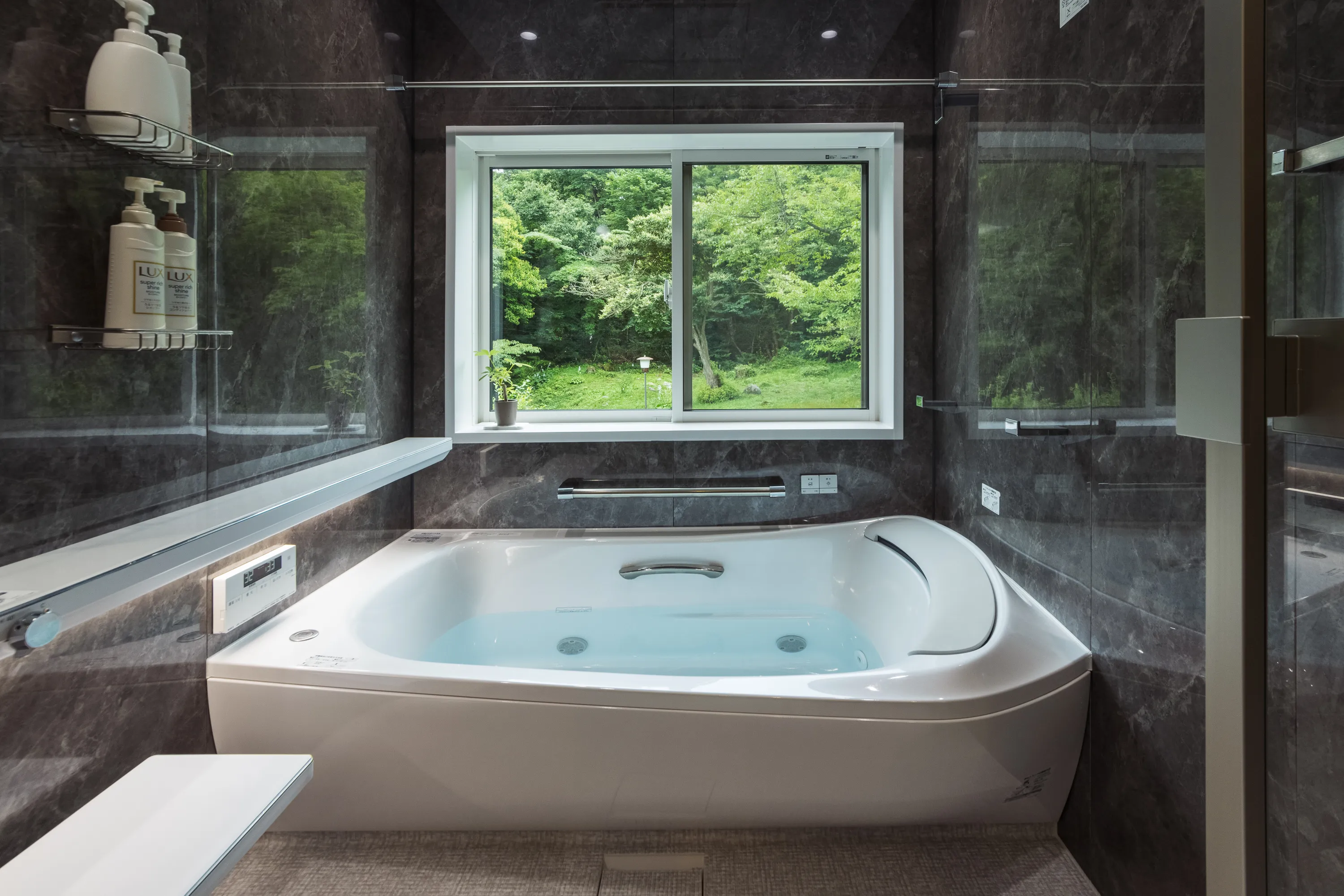 大山の森を望む浴室