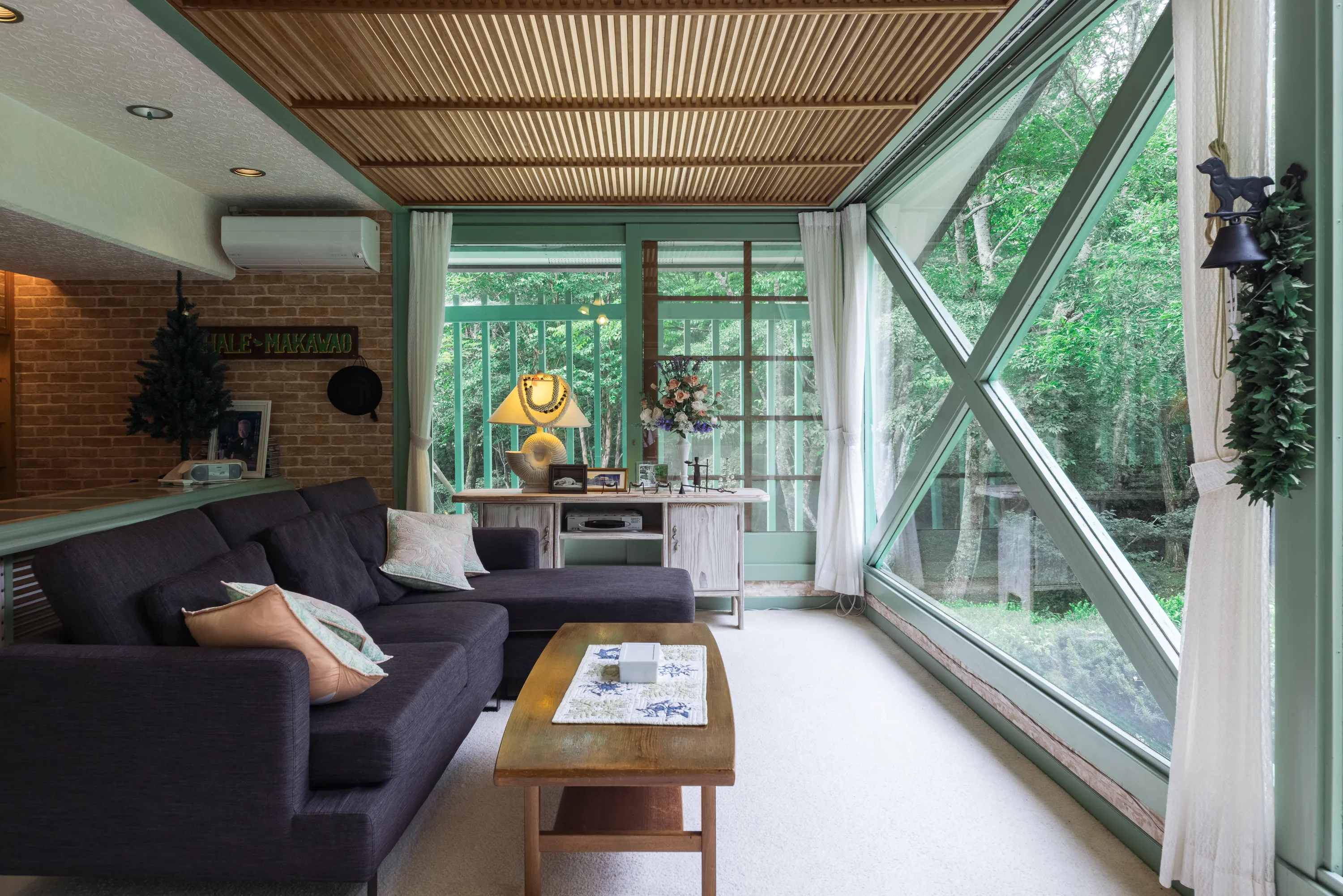 おしゃれで開放的な森のリビングルーム